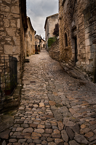 Ruelle pavée de Lacoste by Hervé D.