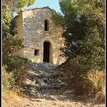 Petite chapelle des Dentelles de montmirail par Photo-Provence-Passion - Lafare 84190 Vaucluse Provence France