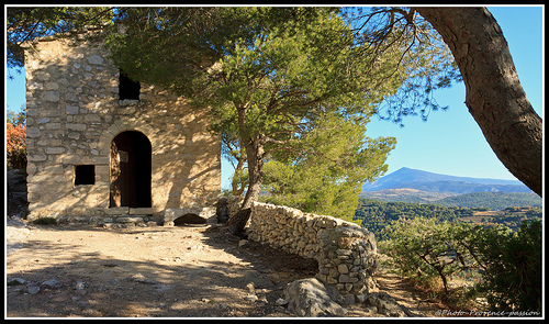 Petite chapelle des Dentelles de montmirail par Photo-Provence-Passion