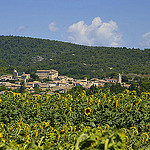 Le village de Lagnes parmi les tournesols par christian.man12 - Lagnes 84800 Vaucluse Provence France