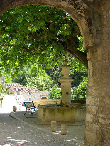 Place du village - Le Beaucet, Vaucluse par Olivier Colas