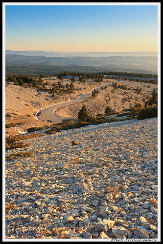 Le soleil se Couche sur les Flancs du Ventoux by Photo-Provence-Passion