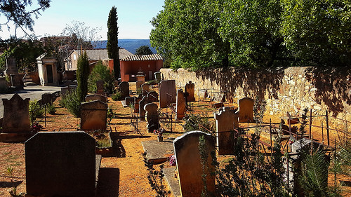 Le repos à Lourmarin ... éternel par marycesyl,