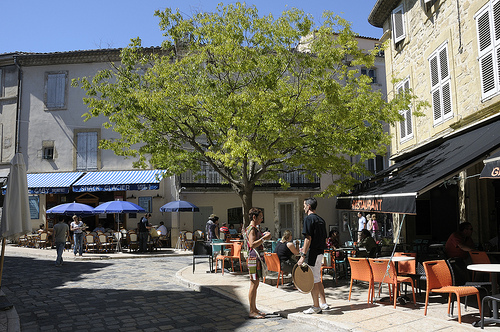 Provence - Terrasses de café à Lourmarin by Massimo Battesini