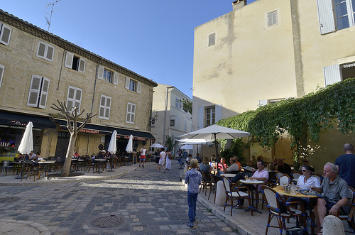 Rue piétonne à Lourmarin by Massimo Battesini