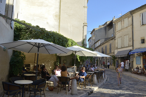 Terrasses de café à Lourmarin by Massimo Battesini