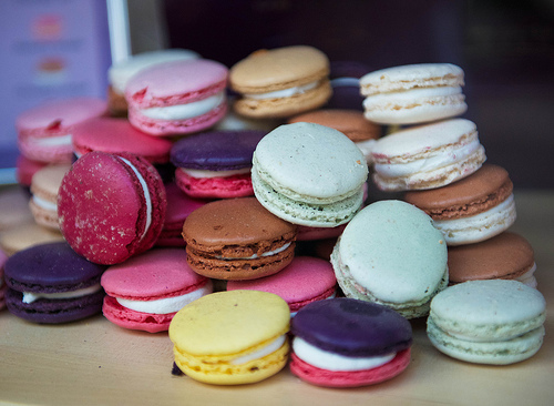 Colourful Macarons - Lourmarin, France par Ann McLeod Images