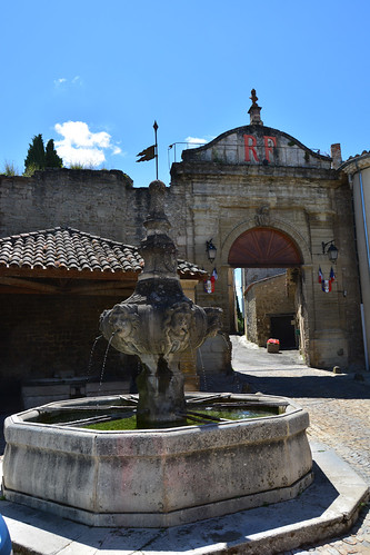 Fontaine du centre ville de Malemort du Comtat by vanncatma