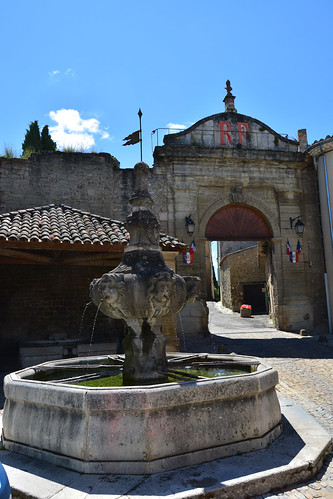 Fontaine du centre ville de Malemort du Comtat par vanncatma