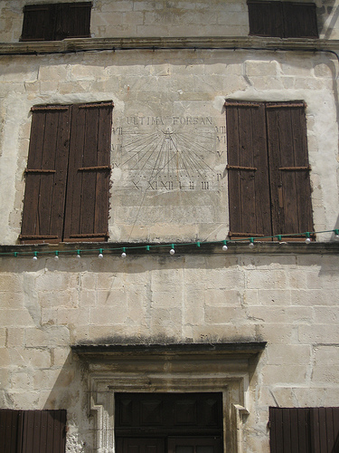 Ménerbes sundial - Ultima Forsan par Andrew Findlater