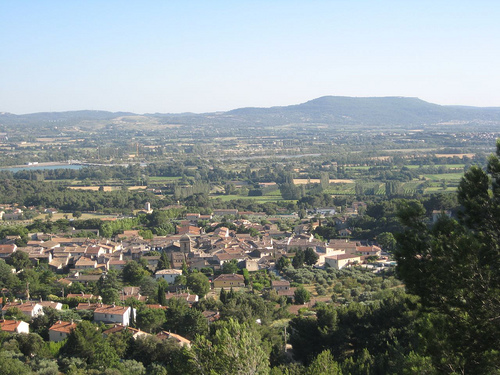 Vue du village de Mérindol by sean sayers