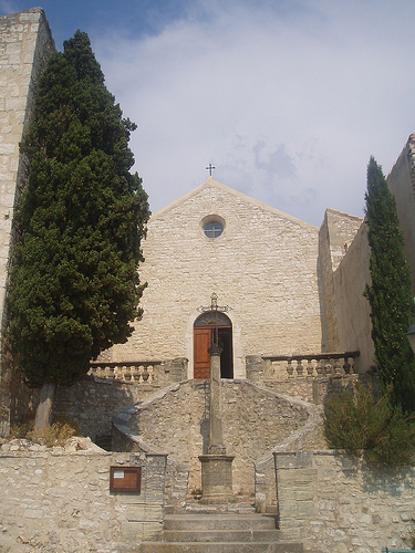 Entrée de l'église de Méthamis by gab113