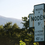 Modène : Ponctualité divine au pied du Ventoux by zadoujulouced - Modène 84330 Vaucluse Provence France