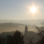 Le village de Mormoiron au réveil en hiver par gab113 - Mormoiron 84570 Vaucluse Provence France