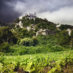 Oppède perché au milieu des vignes par Patrick Bombaert - Oppède 84580 Vaucluse Provence France