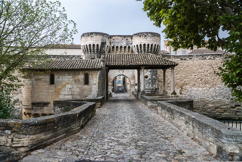 Porte Notre-Dame à Pernes les Fontaines by Philippe Ampe