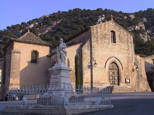 Robion church and WW1 memorial par Rossvog