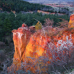 La terre chaude... Quand le soleil se couche sur les ocres... par jean.avenas - Roussillon 84220 Vaucluse Provence France