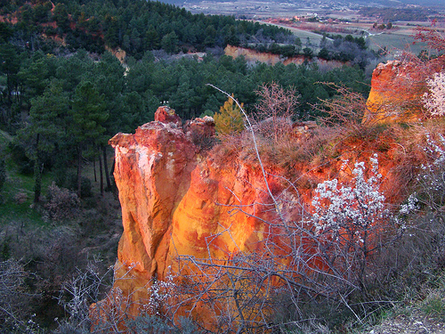 La terre chaude... Quand le soleil se couche sur les ocres... par jean.avenas