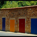 Batiment coloré à Rousillon by Patchok34 - Roussillon 84220 Vaucluse Provence France