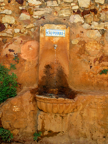Roussillon : eau potable by Boris Kahl