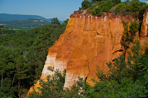 Falaise d'ocre au milieu de la forêt par Asymkov