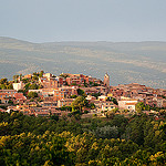 Roussillon, la ville ocre au milieu du vert par Loïc BROHARD - Roussillon 84220 Vaucluse Provence France