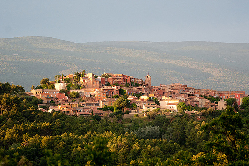 Roussillon, la ville ocre au milieu du vert par Loïc BROHARD