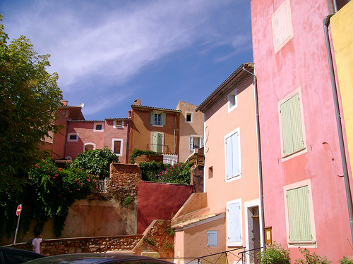 Vive la couleur à Roussillon dans le Luberon par Klovovi