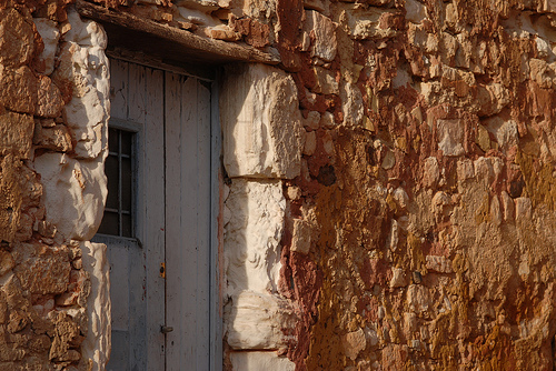 Porte à Roussillon par Michel Seguret