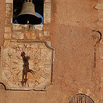 Horloge et cloche à Roussillon par Michel Seguret - Roussillon 84220 Vaucluse Provence France