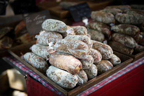 Roussillon Markets : saucisson par Ann McLeod Images
