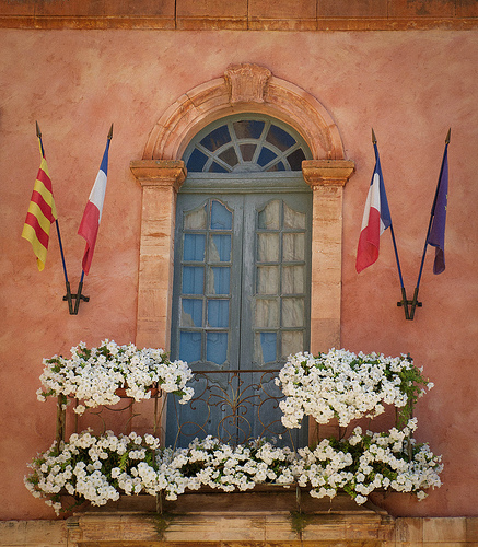 Mairie de Rousillon : fenêtre et drapeaux par Ann McLeod Images