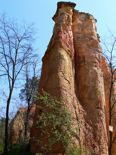 Les chéminées ocre de Rustrel par Jean NICOLET