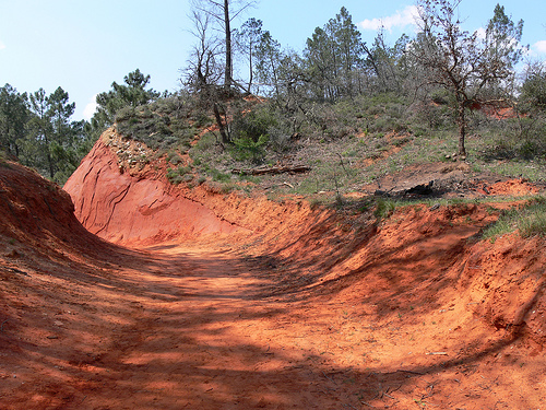 Chemin ocre à Rustrel par Jean NICOLET