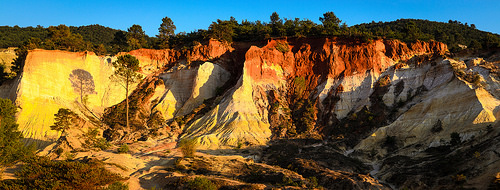 Le Colorado Provencal au couché de soleil by Stéphan Wierzejewski