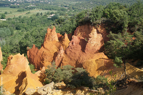 Colorado Provençal : contraste orange et vert saisissant par sabinelacombe