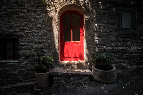 La porte rouge à Saignon by Mario Graziano