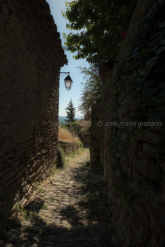 Sentier à Saignon by Mario Graziano