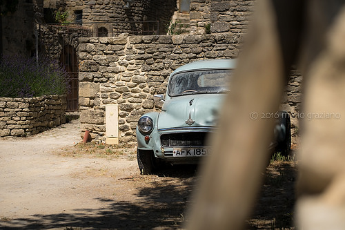 Vieille voiture à Saignon par Mario Graziano