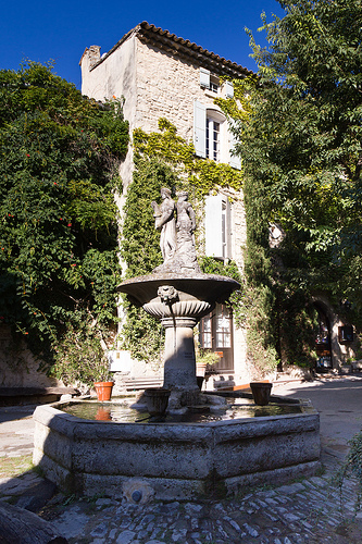 Saignon - place de la Fontaine by spanishjohnny72