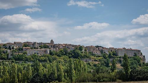 Village de Sault accroché sur son éperon rocheux by pascal548