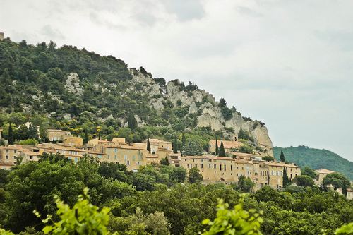 Seguret accroché à sa butte by michieldebeys