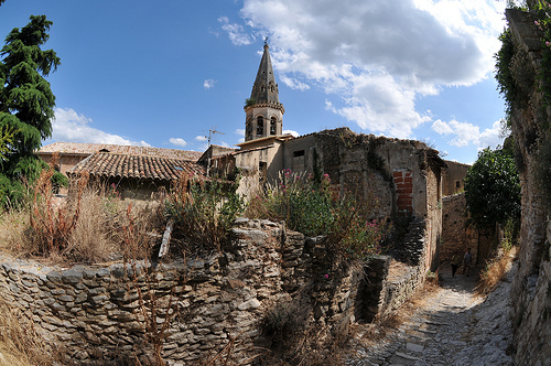 Village de Saint-Saturnin-lès-Apt by Paul Klijn