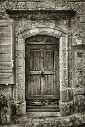 Porte ancienne à Vaison La Romaine by pierre.arnoldi