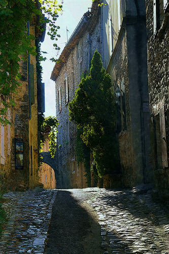 Ruelle ensoleillée de Vaison La Romaine par Gilles Poyet photographies