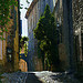 Ruelle ensoleillée de Vaison La Romaine par Gilles Poyet photographies - Vaison la Romaine 84110 Vaucluse Provence France