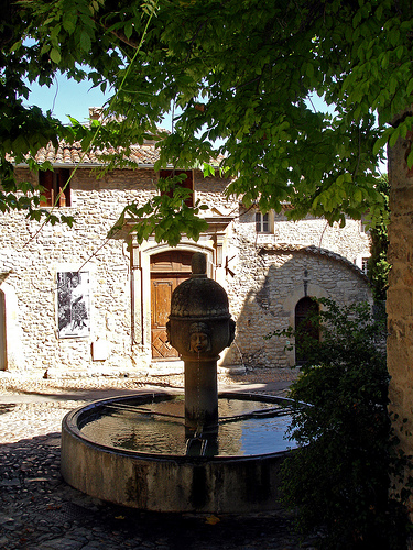 Vaison la Romaine - fontaine à l'ombre by cpqs