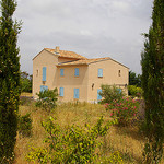 Maison aux volets bleus et aux cyprès par patrickd80 - Arles 13200 Bouches-du-Rhône Provence France