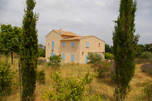 Maison aux volets bleus et aux cyprès par patrickd80